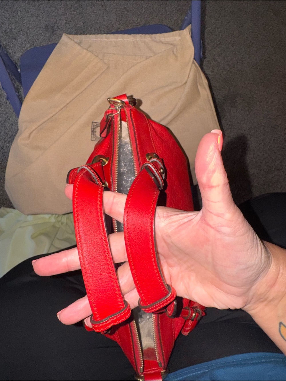 Gucci Red Leather Shoulder Bag with Heart Charm - Picture 4 of 9